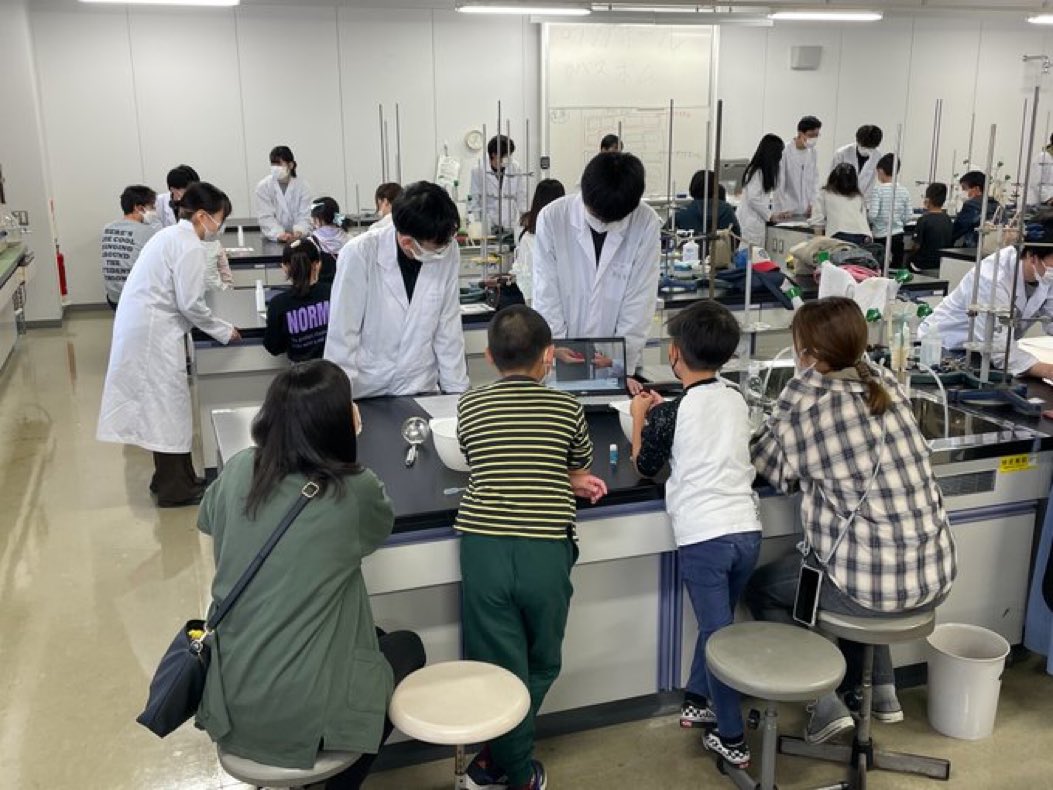 oitchemproject's tweet image. 私達、大阪工業大学応用化学科『サイエンスアラカルトエコールプロジェクト』です！
主に小中学性を対象として化学を楽しんで貰える様なイベントを主催・参加しています。
また実験動画も投稿予定なので、是非フォロー宜しくお願い致します！

以下の写真は過去のイベントの様子です。