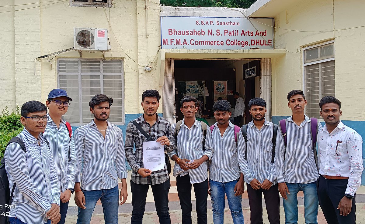 abvp_dhule's tweet photo. प्रवेश प्रक्रिया पूर्ण होऊन अनेक दिवस झाले असूनही शहरातील एस.एस.व्ही.पी.एस कला व वाणिज्य महाविद्यालयातील दुतीय व तृतीय वर्षाच्या विद्यार्थ्यांना अद्यापही ओळखपत्र व ग्रंथालयातील पुस्तके उपलब्ध करून दिलेले नाहीत ते चार दिवसाच्या आत तात्काळ उपलब्ध करून देण्यासंदर्भातील निवेदन आज https://t.co/tBoiRnfrZ5