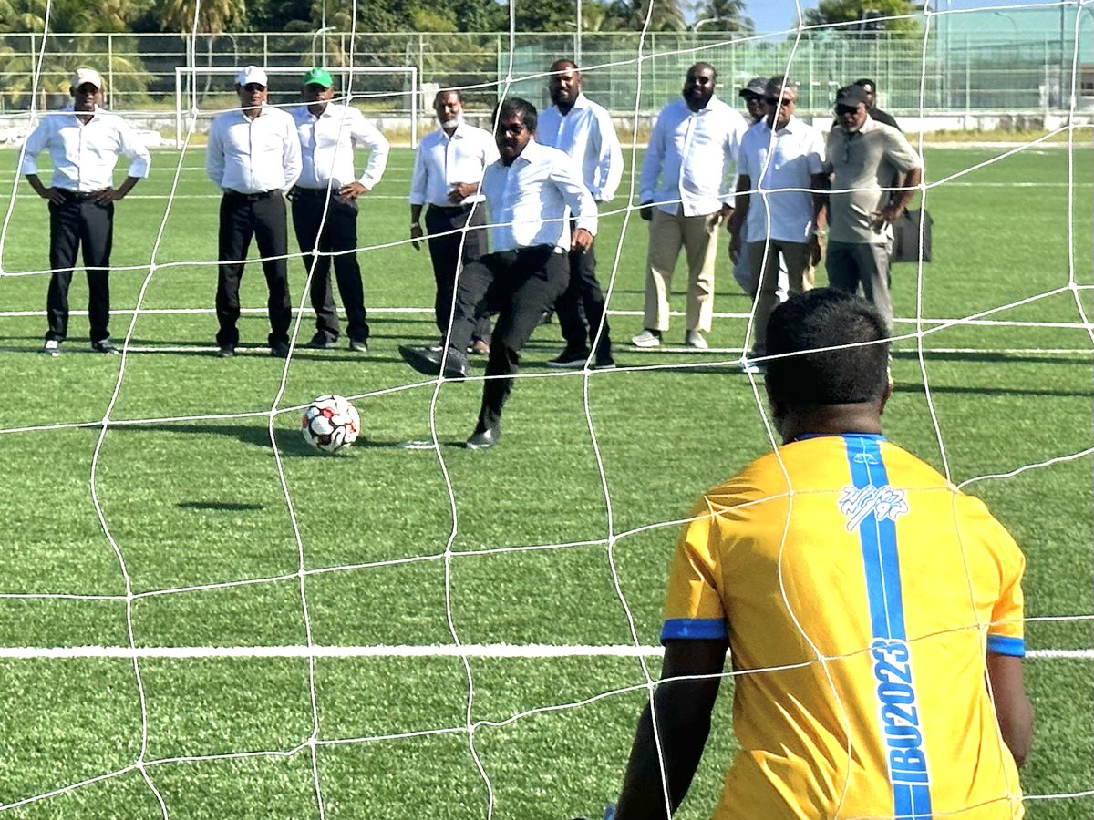 charly_thuthu's tweet photo. ހިރަފުސް ޗަކަ ދަނޑުން ޒަމާނީ ޓާރފް އެޅި ބޮޑު ފުޓްބޯޅަ ދަނޑަކަށް. 

ރ. ދުވާފަރުގައި މިސަރުކާރުން ތަރައްގީކުރު ފުޓުބޯޅަ ދަނޑު ރައީސް އިބޫ ހުޅުއްވައިދެއްވައިފި.

#IbuAslam2023 
#UfaaveriAmaanRaajje https://t.co/tOHIg66T2t