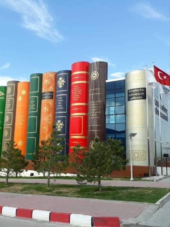 InformaCosmos's tweet photo. La increíble fachada de la biblioteca en la Universidad de Karabuk, Turquía. 📚 https://t.co/ZQESs3QOSc
