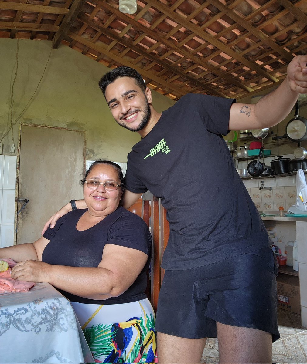 rodrigoleite_s's tweet photo. Tentativas inúteis de uma foto seria com minha mãe 🤣🥰 https://t.co/I6vKpdlHTT