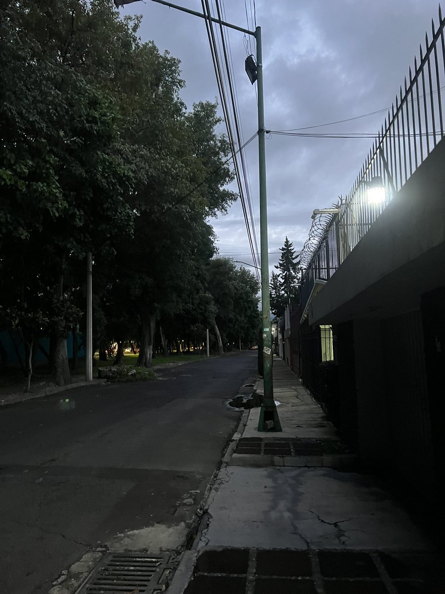 Marcelamis's tweet photo. @la_narcizomvc @VillaCoapaMX @TlalpanAl @alfagonzalezm @villacoapa1 Conectan unas y desconectan otras😳avenida de la Hacienda a oscuras https://t.co/LPp14I0fBG
