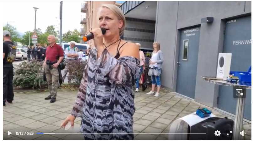 BRechercheteam's tweet photo. Thread 3/x)) Am 04./11./18. August sprach jeweils die seit Jahren bekannte Aktivistin #MadeleineFeige (Heidenauer Wellenlänge, Zukunft braucht Bildung e.V., ehem #ADPM). Die Proteste werden anscheinend maßgeblich von ihr organisiert. #MoscheeDresden #Dresden https://t.co/juo6Xq7XnN