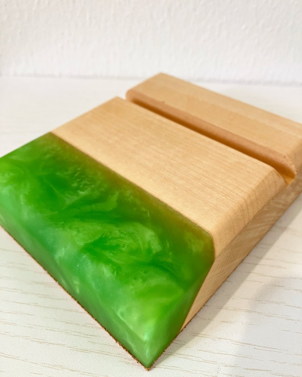 MAWORE2020's tweet photo. • card stand
~トチノキで作られたカードスタンド~
その他の投稿はこちらから→ @mawore2020
#ウッドレジン #エポキシレジン #epoxyresin #resin #生活雑貨 #レジン雑貨 #オリジナル #トチノキ #レジンテーブル #滋賀 #長浜 #彦根 #cardstand #green #present #引き出物 #gift #ギフト https://t.co/ocqEvDZKyF