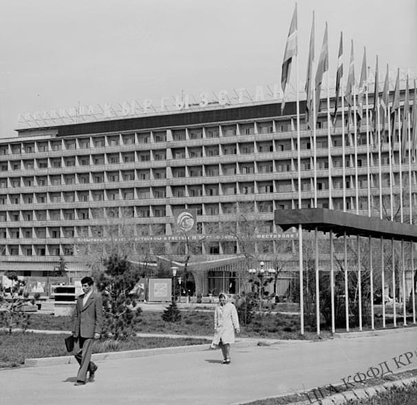 Общий вид здания гостиницы «Кыргызстан», г.Фрунзе,  1976г.