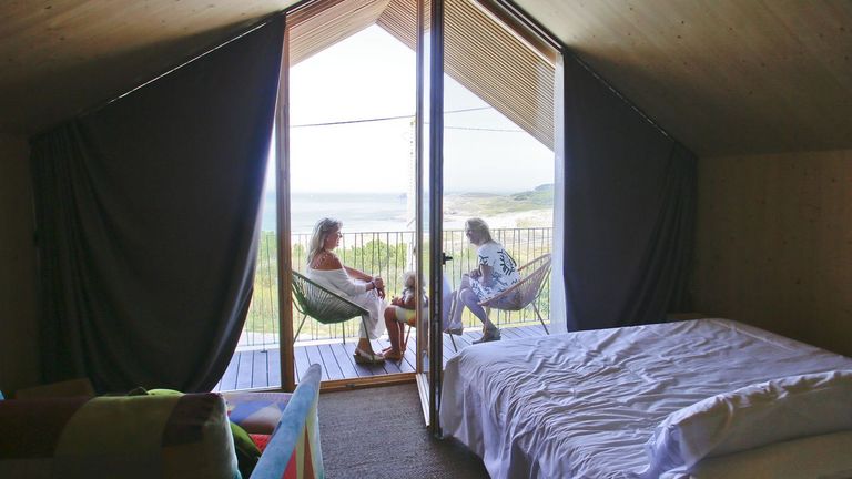 Las nuevas cabañas de Doniños: «Algunos cambiaron Marbella por esto» lavoz.gal/z3ijj2