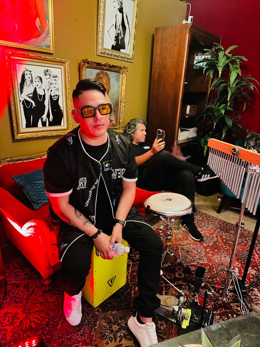 fhernandodrums1's tweet photo. Seguimos creando y haciendo cosas chidas! 🎶😎🎥✌🏻
#comingsoon #Yosoyfherdrums #Vida #Musica #Pasion #AmorAlaMusica #Drummer #Baterista #Acoustic #Unplugged #haram #Cajon #HeadArtDrums #NashCustomDrums #BateristasDeMexico #HARAMFAM #Sanantoniotexas #blessed https://t.co/UEU87H0WcZ