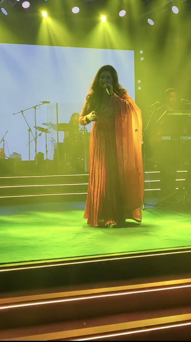 SonaSsg's tweet photo. Pran dite chai...
Mon dite chai...
Sobtuku dhan Sarakhon dite chai #Tomake ❤
This Bengali musical fragrance is floating on the musical floor..
Loved how @shreyaghoshal rendered this on Stage!!!
#Kolkata #PrivateGig https://t.co/yEVXDukdi3