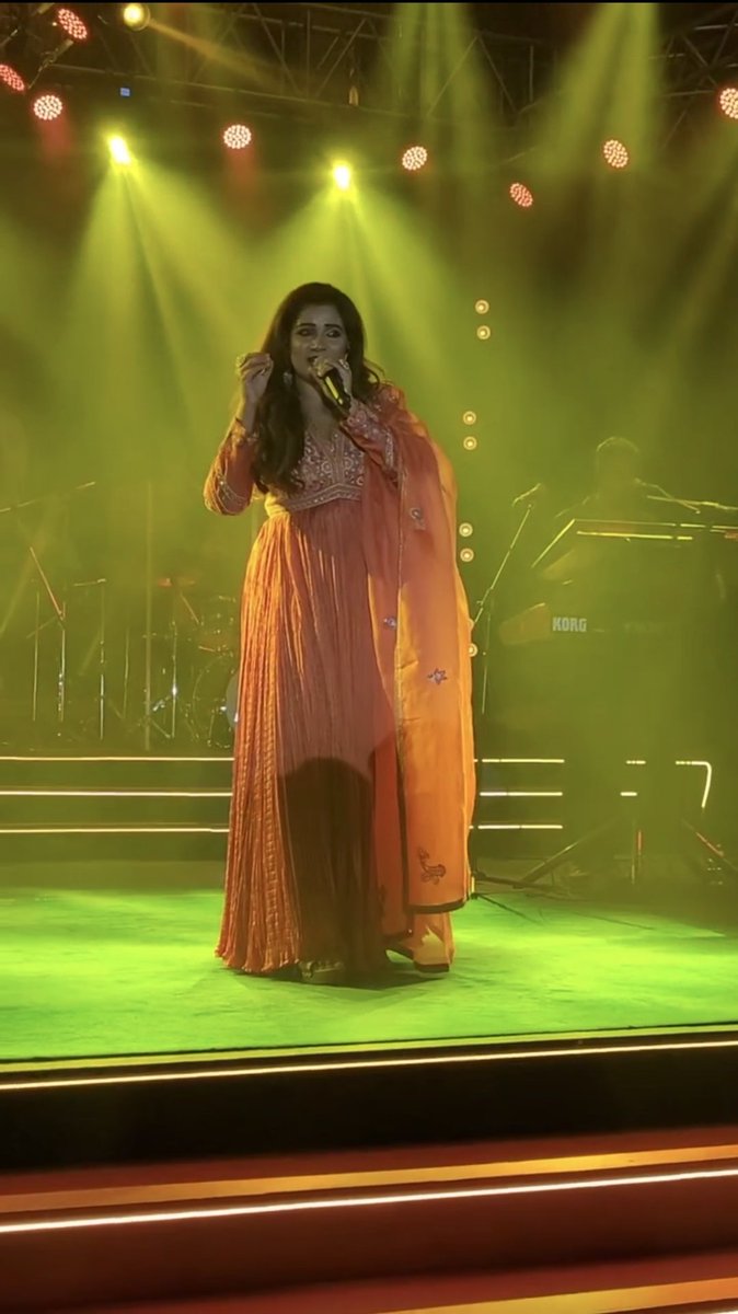 SonaSsg's tweet photo. Pran dite chai...
Mon dite chai...
Sobtuku dhan Sarakhon dite chai #Tomake ❤
This Bengali musical fragrance is floating on the musical floor..
Loved how @shreyaghoshal rendered this on Stage!!!
#Kolkata #PrivateGig https://t.co/yEVXDukdi3