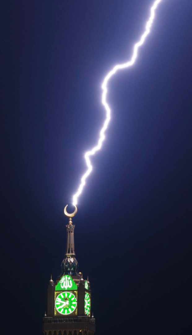 IndrabiMujeeb's tweet photo. The thunder glorifies His praises, as do the angels in awe of Him. He sends thunderbolts, striking with them whoever He wills. Yet they dispute about Allah. And He is tremendous in might.
#Allahuakbar #MakkahClockTower  #thunderbolt https://t.co/GXprfQXYNb