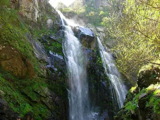 Con 70 metros de altura, y escondido en un precioso bosque, el mayor salto de agua de Galicia se encuentra situado en un bonito pueblo de #Pontevedra 
Más información y reservas 👇 buff.ly/3sjuB2c 
#catarata #cascada #naturaleza 
<a href="/TurismoSilleda/">Turismo Silleda</a> <a href="/Turgalicia/">Turismo de Galicia</a>