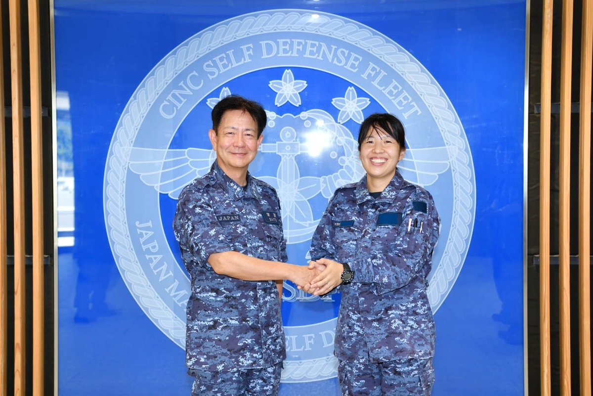 チャレンジコイン授与 対潜隊の特に活躍している隊員3名に、自衛艦隊