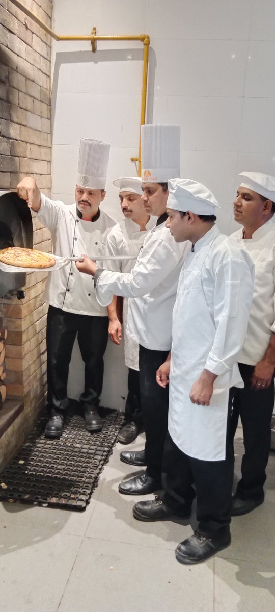 chefgautamkumar's tweet photo. When the chef bakes the best pizza napolitana....
#chef #chefsteam #woodfiredoven #pizza #pizzanapoletana #mokshahimalayasparesort #timbertrailheightsandterraces #chefgautamkumar #pinesncones #freshlybaked https://t.co/oUpVCPf8f1