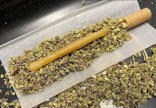 wizmanspace's tweet photo. 「當代神農 Modern Super Farmer」|
可以抽的大麻巨無霸🍔🍃Infused Pre-Rolls✨🌈

kief、hash、resin（diamond、shatter、sauce、budder、crumble ）、rosin.....最頂尖的大麻提取物和草裹在一起ヽ(○´∀)乂(*´∀`*)乂(∀`●)
——像是巨無霸滿足饞瘋了的小朋友一樣，Infused Pre-Rolls是當下最炙手可熱的大麻單品之一。

加了提取物之後，不僅高度更高，而且由於萜烯力MAX，抽起來也更香。複雜的成分帶來複雜的香氣和层次🌈🍬，是任何一個stoner都無法拒絕的邀請。

有兩種方式來混合提取物
👉🏻一種是裹在外面，常見的是一層翠綠的kief均勻地裹在煙紙外面。
👉🏻另一種是將濃縮物添加到joint內部。這可以通過在捲起花之前將濃縮物與花混合，或者通過註射進來完成。
✨最經典是採用hash-hole的方法，將hash或者任意濃縮物搓成一根棒棒，放置在joint的中心，然後用花卷在一起，像是一個睡袋。

根據濃縮物不同的介質，採取不同的方式。在選擇濃縮液時沒有任何限制，只要能夠弄清��如何將它如何與花混合，目標是使濃縮物和花盡可能均勻。失敗幾次是正常的，唯一真正的限制是創造者的想像力。

來，一起進入Rolling 2.0時代 ✋🏻😁
（圖片來自@weedmaps和網絡）

#infusedpreroll #rolling #preroll #wizman #asia420united #asia420