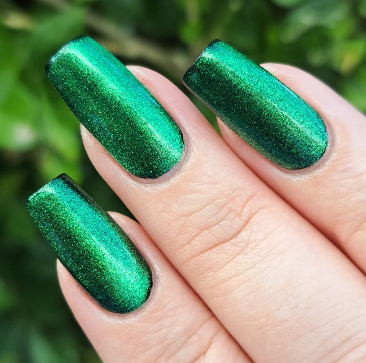 givemesparkles's tweet photo. This week's polish: Barium is a green chrome finish magnetic polish from #FUNLacquer's Chemistry of Fireworks collection. Inspired by the minerals that produce the colours in fireworks. (aurora effect, worn over black). ๐
๐๐งฒ๐ #indiepolish #givemesparkles #nailpolishaddict https://t.co/11NZzBawvL