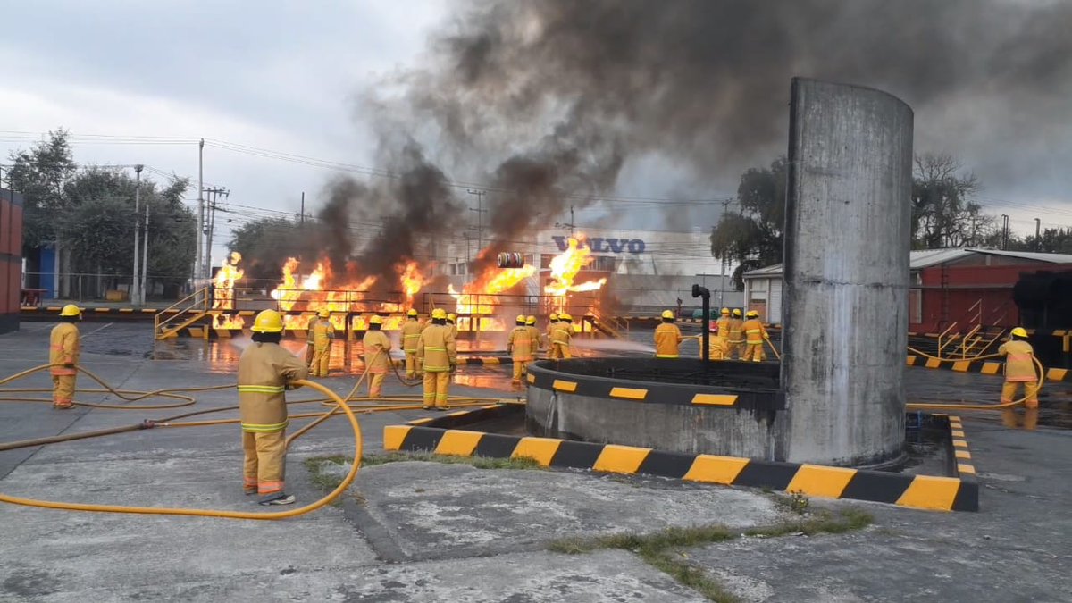 CruzRoja_MX's tweet photo. NO esperes a que pase una emergencia o impacte un fenómeno natural para aprender:
#PrimerosAuxilios
#RescateVertical
#UsoDeExtintores
#Evacuación
Organiza tu brigada y mándanos mensaje 📩, ahora, los podemos capacitar en nuestro
#CENCAD https://t.co/95V9Scxigs