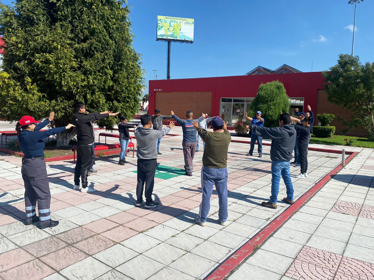 CruzRoja_MX's tweet photo. NO esperes a que pase una emergencia o impacte un fenómeno natural para aprender:
#PrimerosAuxilios
#RescateVertical
#UsoDeExtintores
#Evacuación
Organiza tu brigada y mándanos mensaje 📩, ahora, los podemos capacitar en nuestro
#CENCAD https://t.co/95V9Scxigs