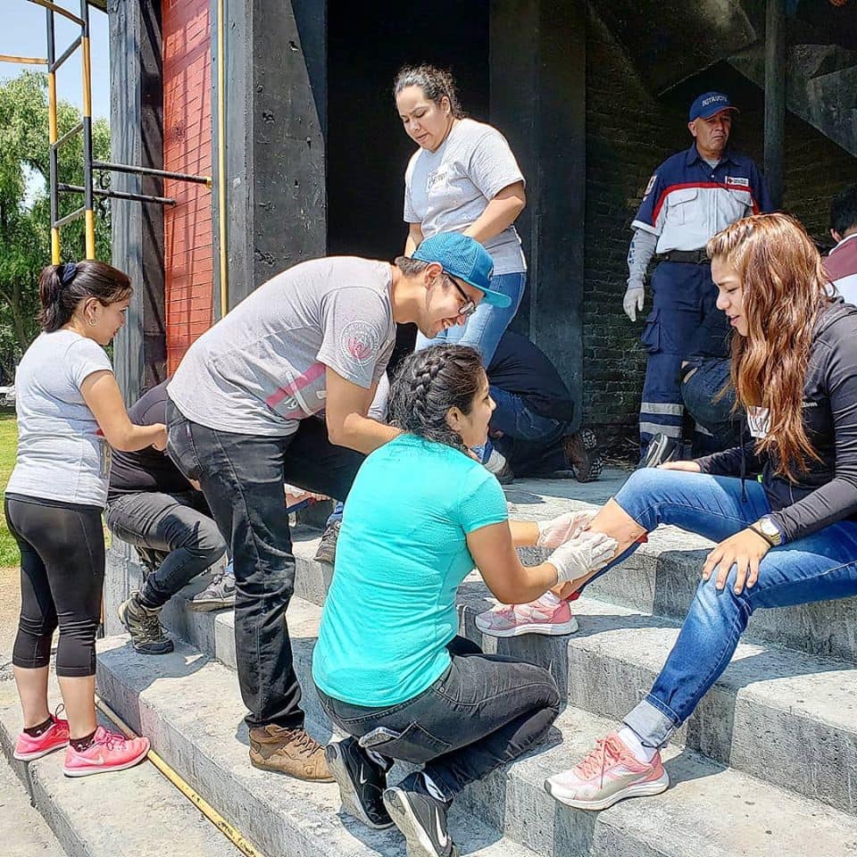 CruzRoja_MX's tweet photo. NO esperes a que pase una emergencia o impacte un fenómeno natural para aprender:
#PrimerosAuxilios
#RescateVertical
#UsoDeExtintores
#Evacuación
Organiza tu brigada y mándanos mensaje 📩, ahora, los podemos capacitar en nuestro
#CENCAD https://t.co/95V9Scxigs