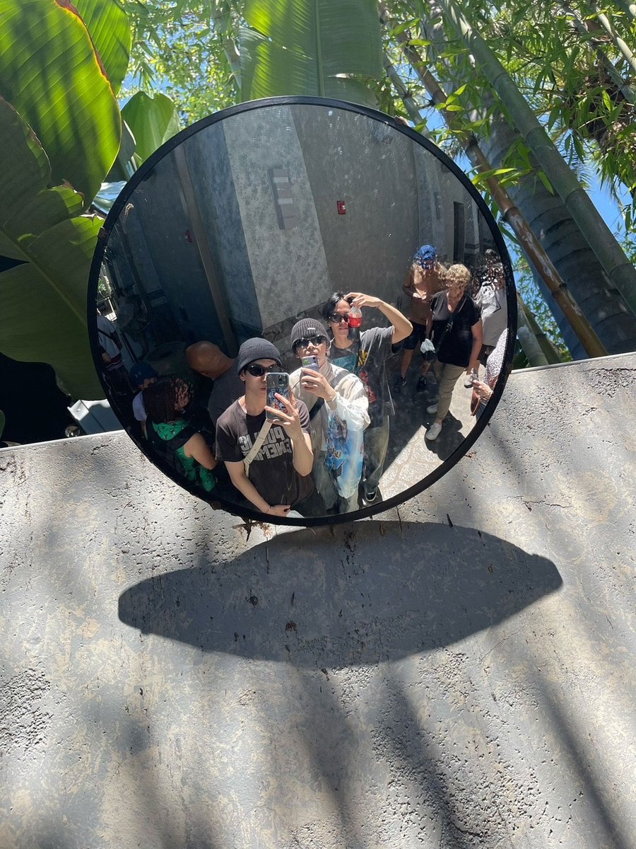 MYDAYJAM's tweet photo. lowkey can see the generation gap of adult line and s3 by the way they take selfies https://t.co/kkNYU7mIyZ