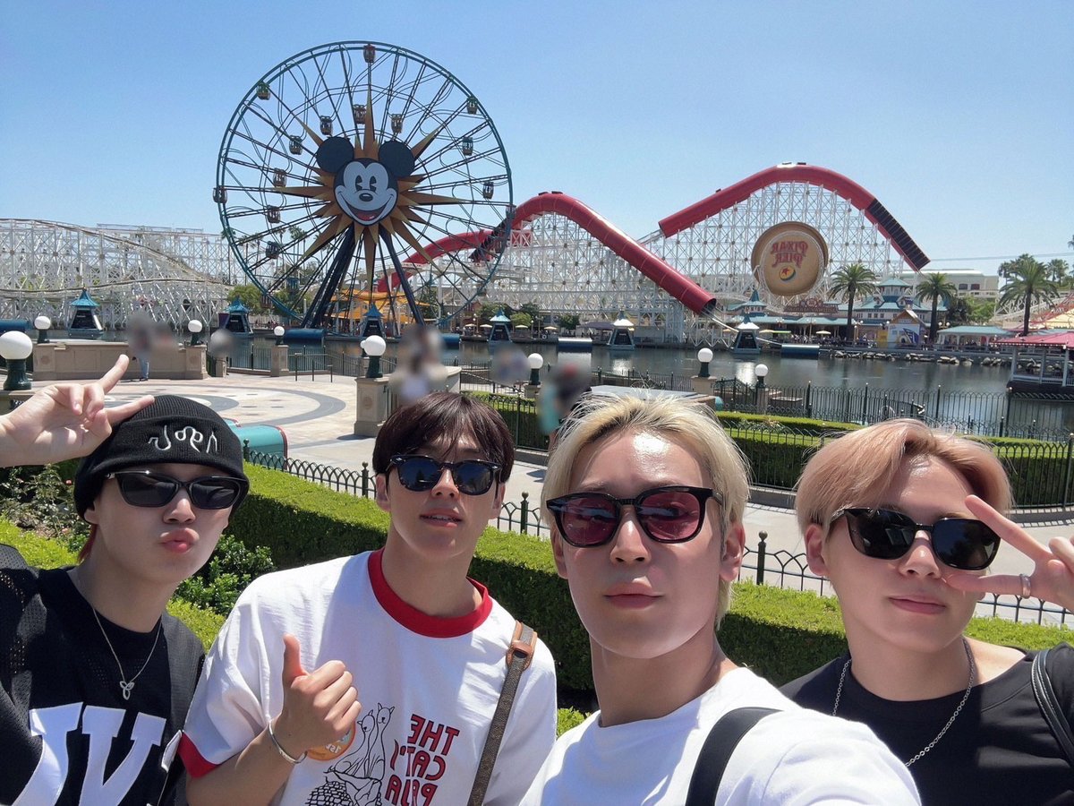 MYDAYJAM's tweet photo. lowkey can see the generation gap of adult line and s3 by the way they take selfies https://t.co/kkNYU7mIyZ