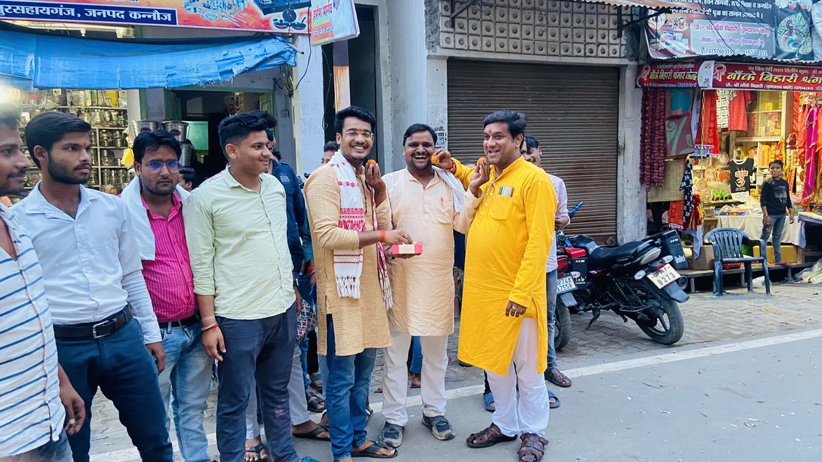 ManavBjp1's tweet photo. आज अपने आवास के बाहर युवा साथियों के साथ चंद्रयान 3 लैंडिंग पर युवाओ के साथ सभी का मुँह मिठा कराकर और आतशबाज़ी के साथ ख़ुशियाँ मनाई …
सभी युवा साथी मौजूद रहे…
मानव गुप्ता 
युवा मोर्चा नगर अध्यक्ष गुरसहायगंज https://t.co/Zg8EtlbohT