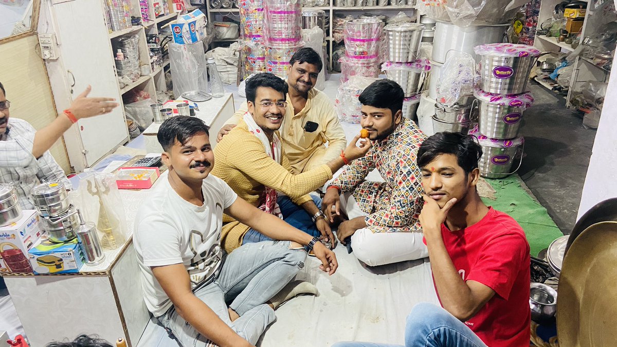 ManavBjp1's tweet photo. आज अपने आवास के बाहर युवा साथियों के साथ चंद्रयान 3 लैंडिंग पर युवाओ के साथ सभी का मुँह मिठा कराकर और आतशबाज़ी के साथ ख़ुशियाँ मनाई …
सभी युवा साथी मौजूद रहे…
मानव गुप्ता 
युवा मोर्चा नगर अध्यक्ष गुरसहायगंज https://t.co/Zg8EtlbohT