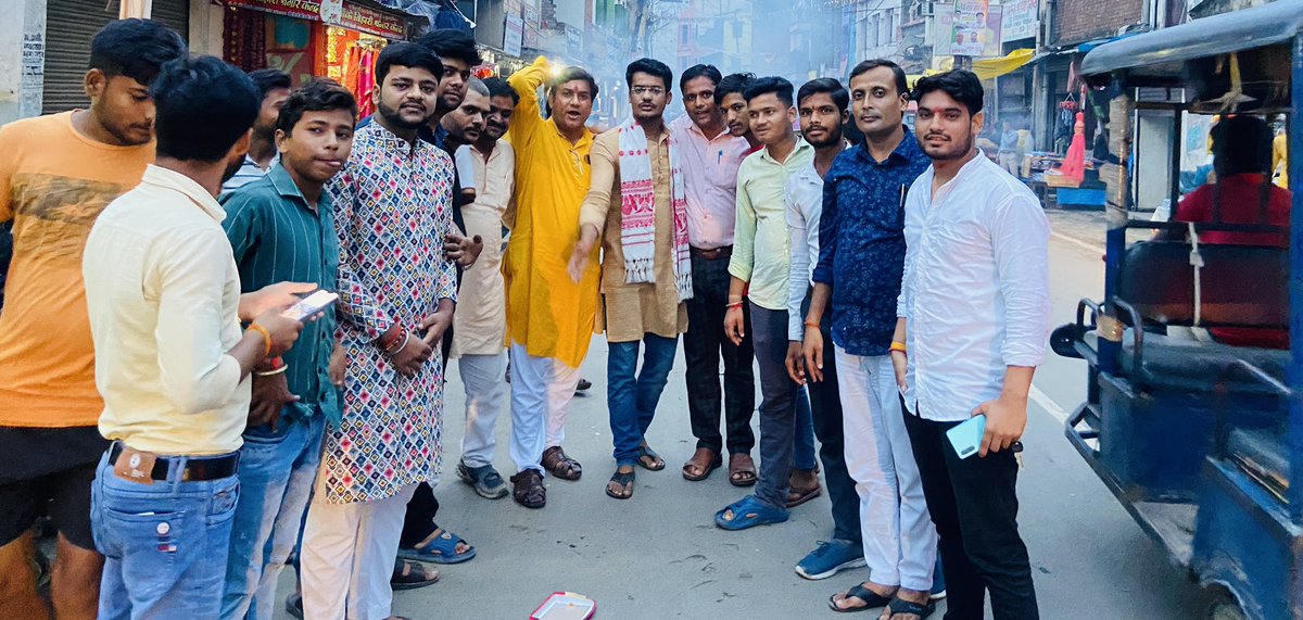 ManavBjp1's tweet photo. आज अपने आवास के बाहर युवा साथियों के साथ चंद्रयान 3 लैंडिंग पर युवाओ के साथ सभी का मुँह मिठा कराकर और आतशबाज़ी के साथ ख़ुशियाँ मनाई …
सभी युवा साथी मौजूद रहे…
मानव गुप्ता 
युवा मोर्चा नगर अध्यक्ष गुरसहायगंज https://t.co/Zg8EtlbohT