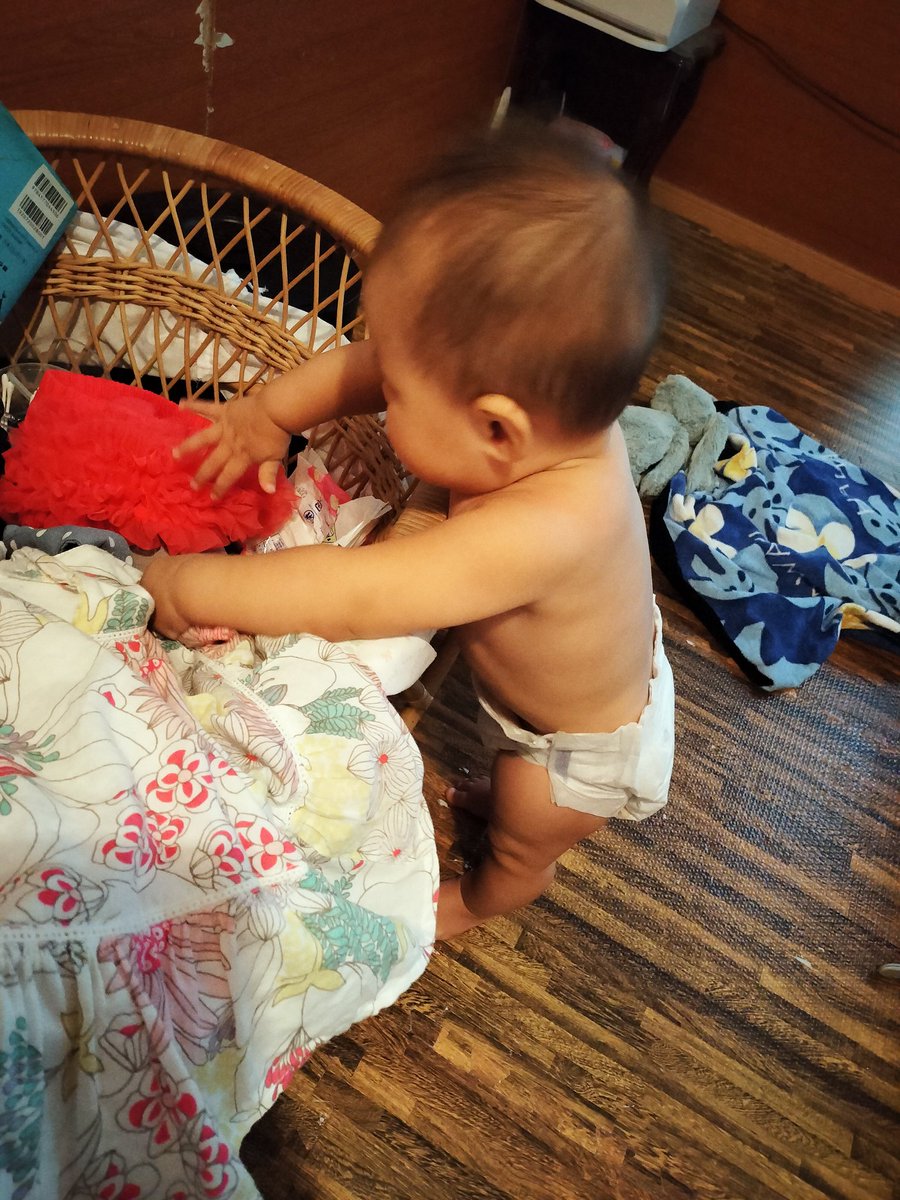 物置になってるベビーベッドから服を選んでる👶さん。　7ヶ月になるとまた色んなことができるようになるのね🥲　成長〜！！！