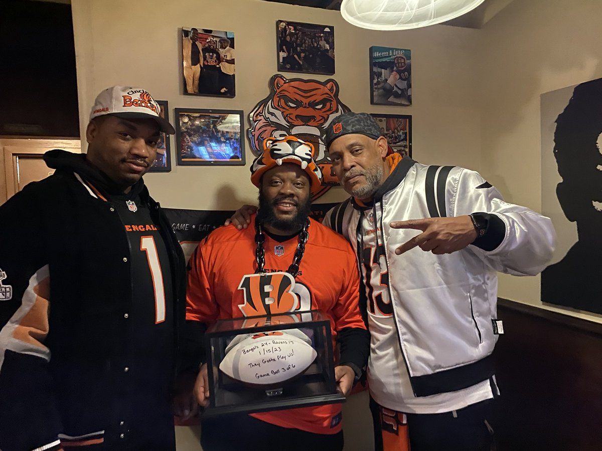 WhoDeyDC1's tweet image. @Bengals @_teddy_k @teehiggins5 @Joe_MainMixon @JoeyB @Real10jayy__ @boutdat_23 @Sam_Hubbard_  We have something that was sent us that might belong to you. We have food and drinks if you want to send a few guys over to @BottomLineDC and get it after the game on Saturday. #WhoDey