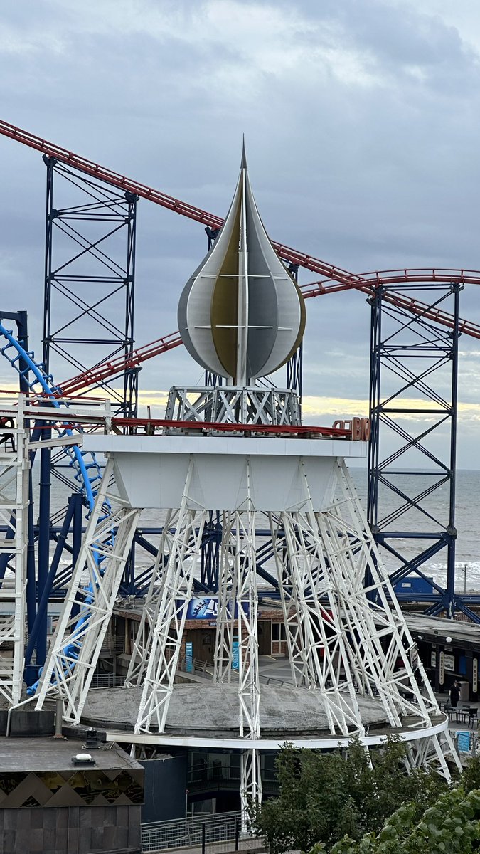 MarkLForrest's tweet photo. The #BigDippers at #BlackpoolPleasureBeach is beautiful from any angle. https://t.co/HJCIdrj2oG
