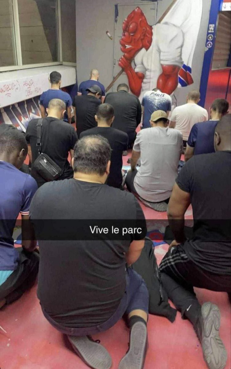 DamienRieu's tweet photo. #Paris : un nouveau groupe de supporter du #PSG a été créé, le “Beriz” (Paris en arabe) avec un fennec symbole de l’Algérie en logo. 
Il est autorisé à accéder dans les coursives du stade et organise des prières islamiques. 
C’est ça le @PSG_inside sauce Qatari. https://t.co/Y0j0XdRA4a
