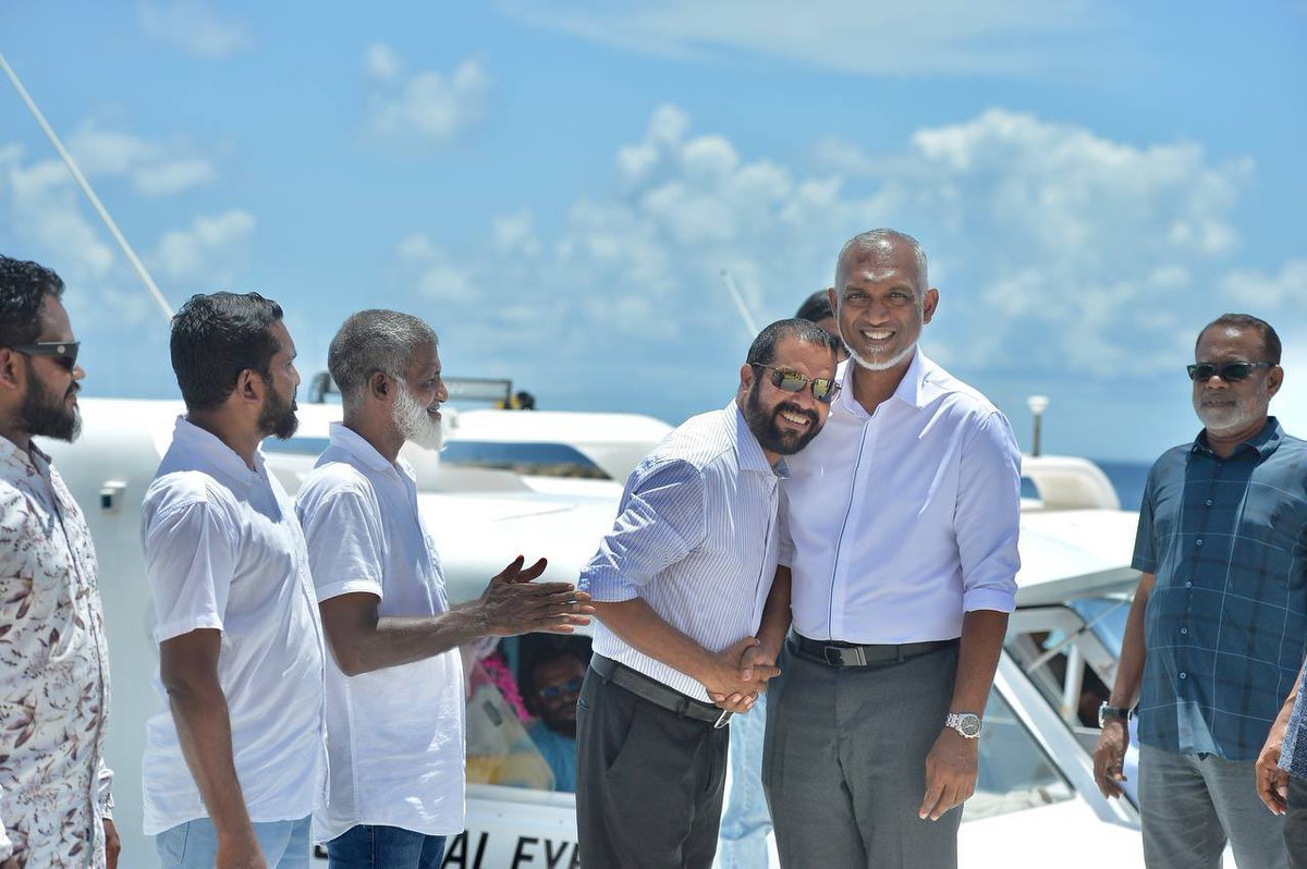 Azhartu's tweet photo. #Live #Miladhoo
ދިވެހީންގެ ރިޔާސީ ކެނޑިޑޭޓް ޑރ މުއިއްޒު ނ.މިލަދޫއަށް ވަޑައިގަތުމުން ރައްޔިތުންގެ ހޫނު މަރުހަބާއެއް. @MMuizzu 
#Vote4Muizzu
#DrMuizzuSembe2023 https://t.co/3XZNQm6u6i