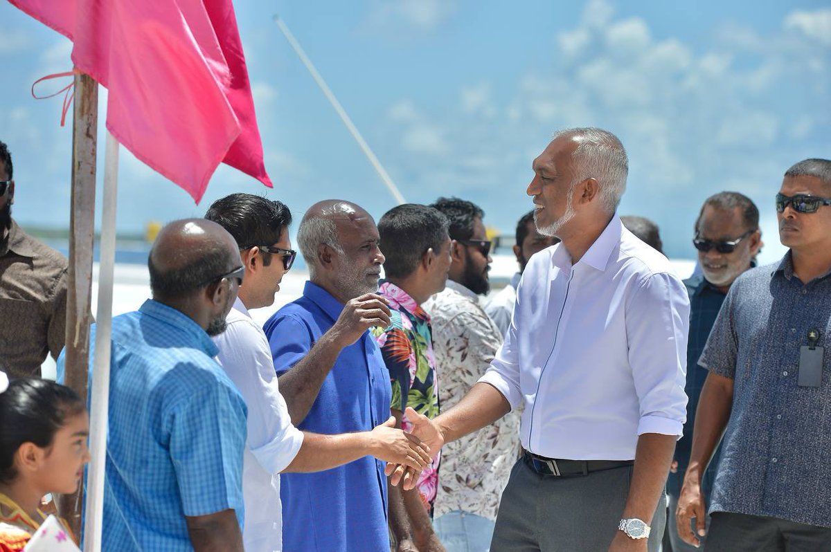 Azhartu's tweet photo. #Live #Miladhoo
ދިވެހީންގެ ރިޔާސީ ކެނޑިޑޭޓް ޑރ މުއިއްޒު ނ.މިލަދޫއަށް ވަޑައިގަތުމުން ރައްޔިތުންގެ ހޫނު މަރުހަބާއެއް. @MMuizzu 
#Vote4Muizzu
#DrMuizzuSembe2023 https://t.co/3XZNQm6u6i