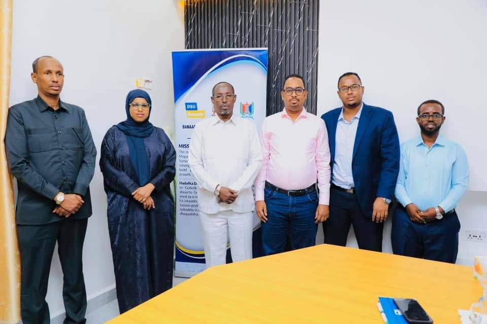 SONNALIVE's tweet photo. Director of Durable Solutions, @ZeinAyan, spearheads meeting with #Banadir Governor to tackle sustainable solutions for internally displaced persons. A crucial step towards addressing urgent challenges. #DurableSolutions #IDPSupport https://t.co/dXG2D6BGmW