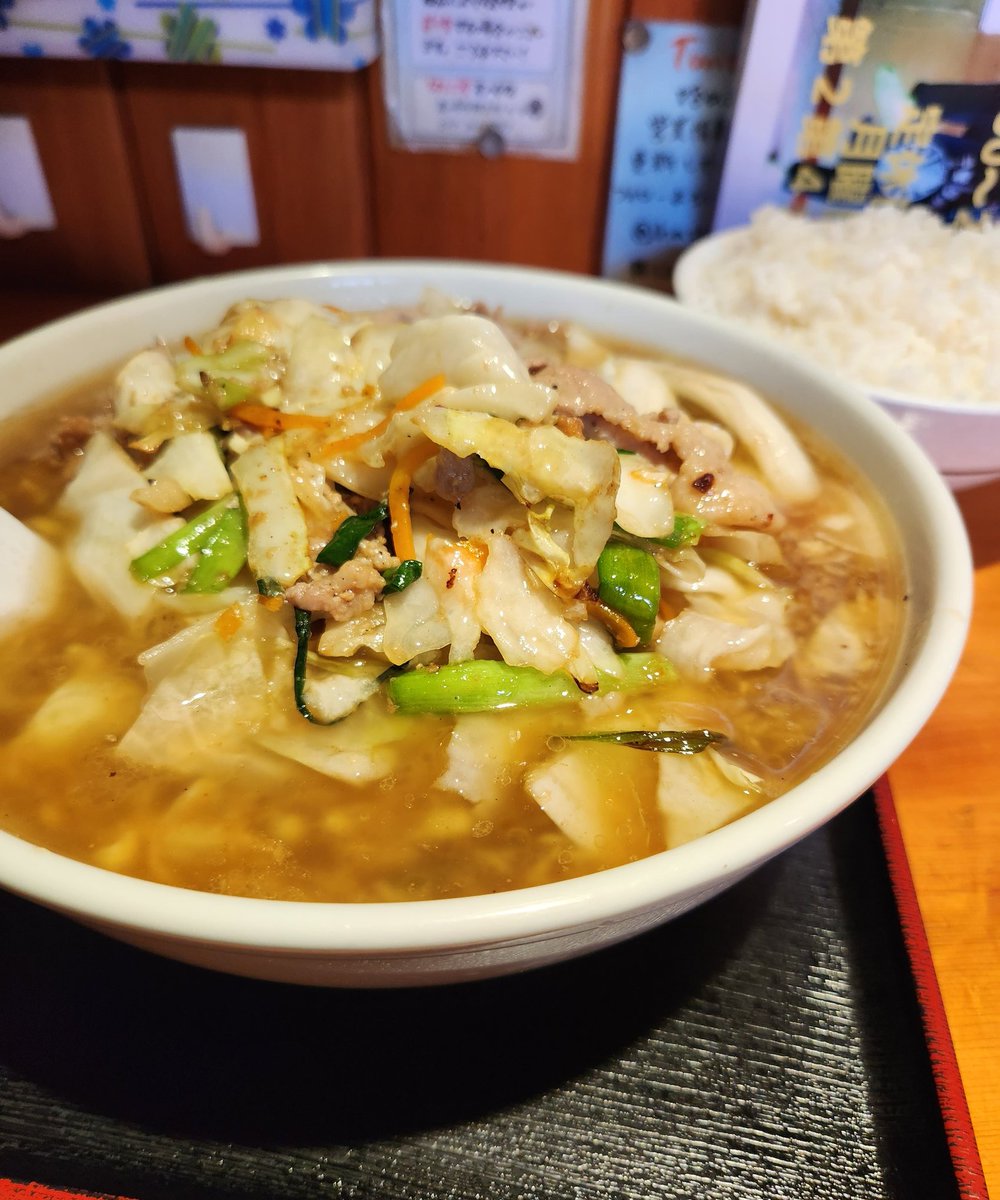 KATA_Nakajima's tweet photo. えー、今日はジムニーで走っておりますよォ

というのは半分嘘で、ランチを食べに群馬県高崎市の【はしご屋】にやってきました
肉野菜炒めが乗ってるファイト一発ラーメン食べて、スイカのみで作られてるシャーベット勧められたので頼んで食べたら、1口目からスイカで美味しかったです https://t.co/m2Xsgdn9tI