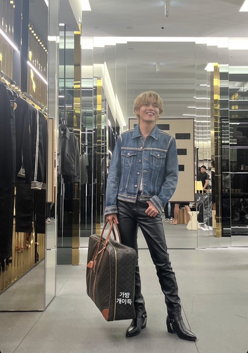 PopBase's tweet image. Taehyung stuns in new photo.