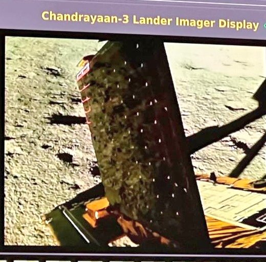 BREAKING ⚡⚡ #PragyanRover Solar Panel is now finally deployed after coming out of #VikramLander 🌖 Now #PragyanRover is fully ready to start his Journey on Moon South Pole Thanks for this lovely Gift #ISRO 🥺😘