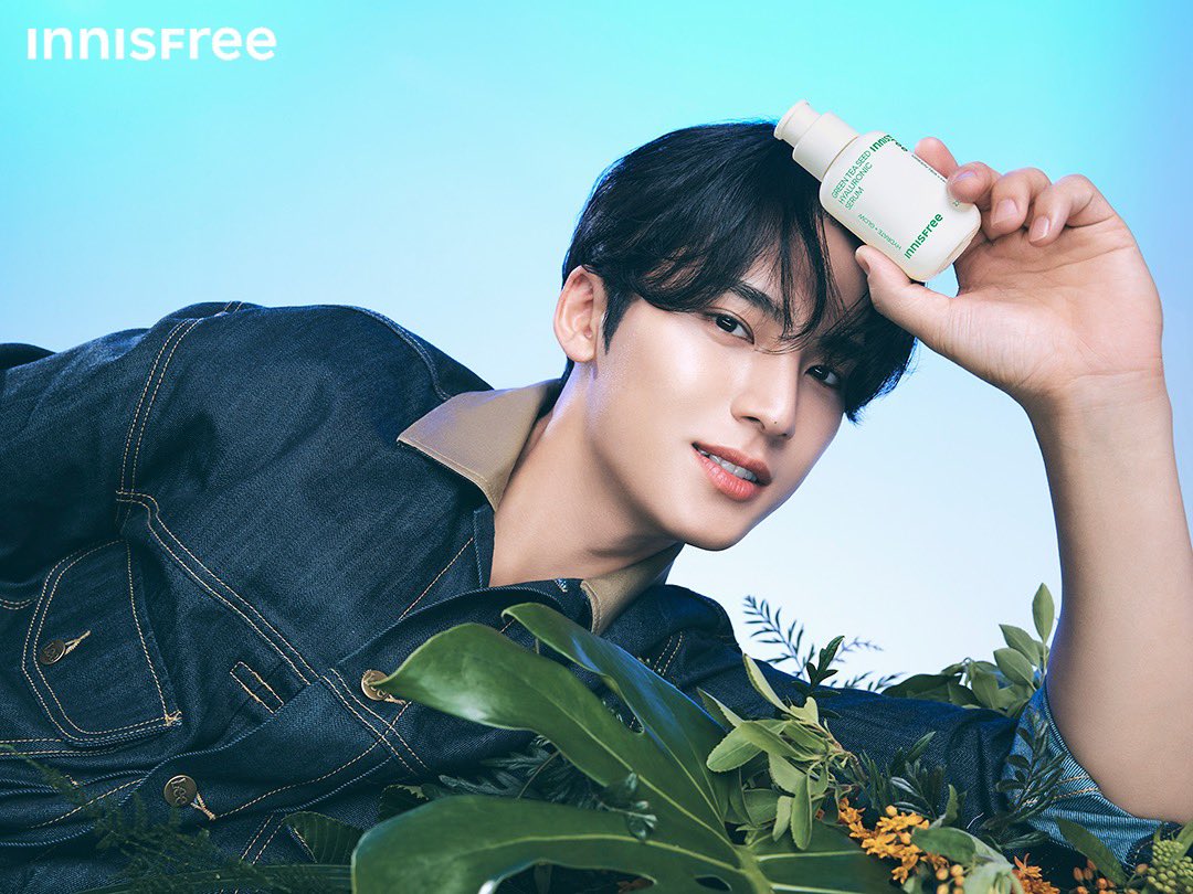 innisfree_kr's tweet photo. 모두 많이 기다리셨죠?
드! 디! 어! 원본 풀러 왔습니다… ദി ᷇ᵕ ᷆ )♡

우리 모두 민규처럼 이마, 코, 턱에 
그린티 씨드 히알루론산 세럼 바르고 
속은 촉촉하게 겉은 산뜻하게 케어해보아요💚

🔽자세한 내용 더보기>> 
https://t.co/iZd0kTXvTK https://t.co/8aO8EiQZNn