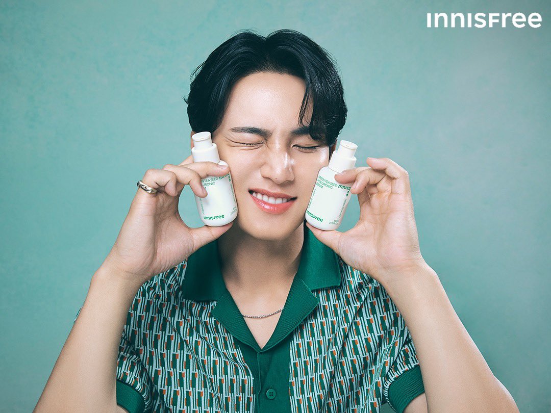 innisfree_kr's tweet photo. 모두 많이 기다리셨죠?
드! 디! 어! 원본 풀러 왔습니다… ദി ᷇ᵕ ᷆ )♡

우리 모두 민규처럼 이마, 코, 턱에 
그린티 씨드 히알루론산 세럼 바르고 
속은 촉촉하게 겉은 산뜻하게 케어해보아요💚

🔽자세한 내용 더보기>> 
https://t.co/iZd0kTXvTK https://t.co/8aO8EiQZNn