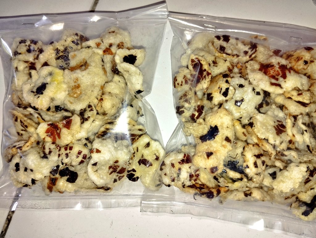 210499__'s tweet image. Boleh help rt nggak temen temen? 
Pliss aku mau bantuin tetangga aku, dia udah agak berumur gitu. Hidup sendirian. Dia jualan krupuk kulit sama kripik tike. Aku mau bantu jualin online gitu. Kira kira ada yg minat nggk ya😭
Harganya buat kripik tike 9k
Krupuk kulit 3k