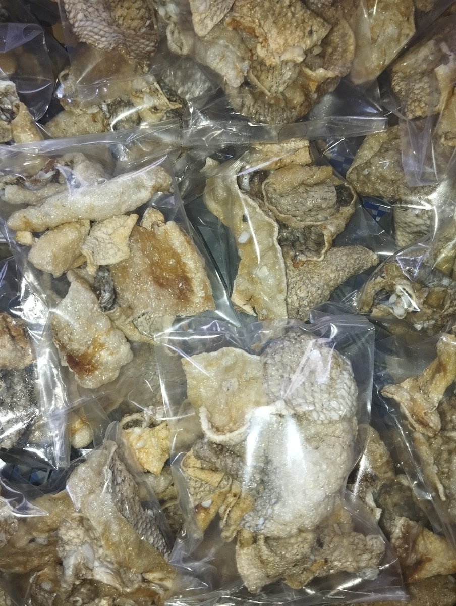 210499__'s tweet image. Boleh help rt nggak temen temen? 
Pliss aku mau bantuin tetangga aku, dia udah agak berumur gitu. Hidup sendirian. Dia jualan krupuk kulit sama kripik tike. Aku mau bantu jualin online gitu. Kira kira ada yg minat nggk ya😭
Harganya buat kripik tike 9k
Krupuk kulit 3k