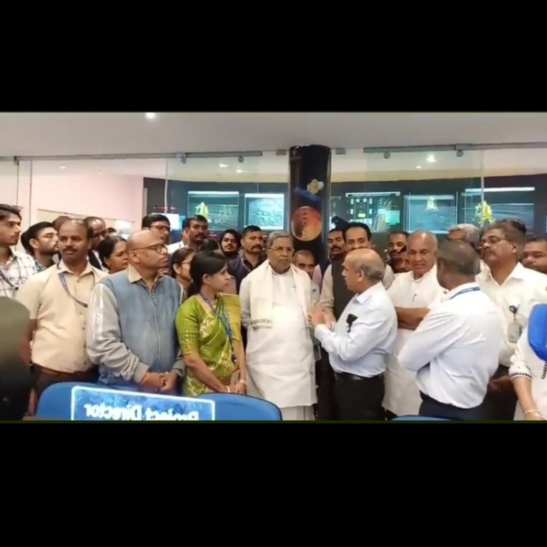 #BIGBREAKING : 

Karnataka Chief Minister 
@siddaramaiah
 Ji visited ISRO centre and congratulated our scientists and the director Dr S Somnath sir for the success landing of Chandrayaan 3 lander module.
@DKShivakumar @INCIndia @RahulGandhi @supr