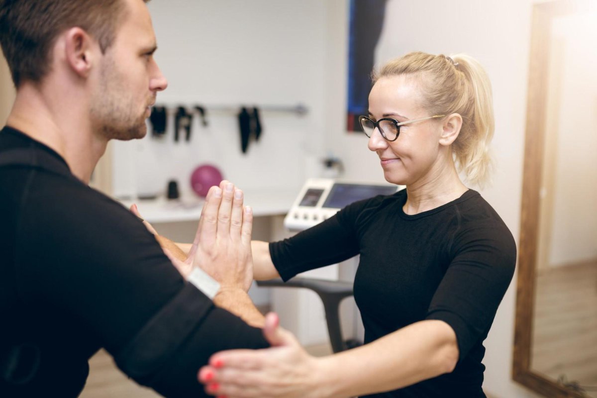 Joka toinen #työfysioterapeutti on joutunut erikoistumaan omalla ajalla ja omalla rahalla, kertoo Akava Worksin loppuvuodesta 2022 tekemä selvitys. Työterveyshuoltoon pätevöittävä koulutus kuuluisi työnantajan maksettavaksi.

Lue lisää: suomenfysioterapeutit.fi/ajankohtaista/…