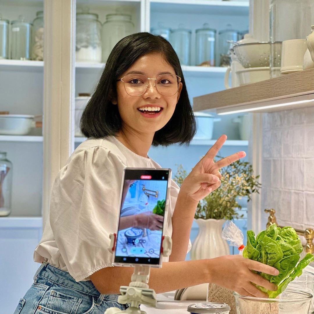 mekjatchannel's tweet photo. Kisah Syamimi adalah satu inspirasi buat semua🥰

Tak payah tunggu dapat rumah besar, rumah flat yang kecil pun boleh cantik dan mewah jika kita pandai dekorasi😍

Kagum sangat dengan syamimi sebab dia wanita yang serba boleh, boleh menukang, boleh cat, buat wayering sendiri tanpa ambil upah dengan orang lain👍👍

Kebanyakan barang-barang dapur dia beli dekat kedai online ni👉🏻 https://t.co/vzsORtVudJ

Semua gambar dan video2 rumah syamimi shoot guna fon ni jer👉🏻 https://t.co/dlLm8oKQK9