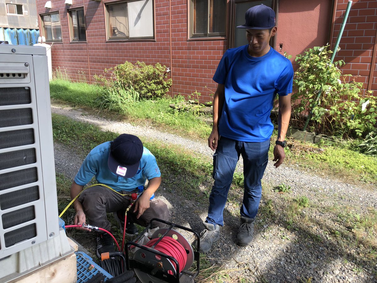 皆様ご無事でしょうか⁉️💦
エコプランのメンズ達が今‼️まさに‼️エアコン設置のために、この炎天下の中頑張ってくれています😭‼️
頑張れ〜ありがとう〜早くつけて〜死んでしまう〜暑いよ〜立ちくらみするよ〜メンズありがとう〜🫠