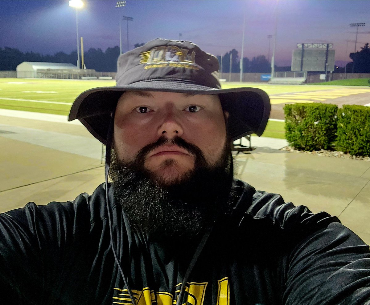 CoachHulk54's tweet photo. It's time to get locked in and it's time to go to work. #finishthejourney #Darkside #trenches #dlinelife https://t.co/l9eWOb38fj