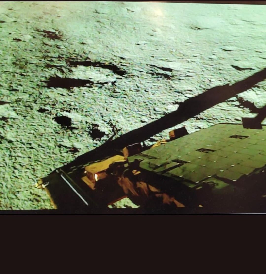 dkagrawal81's tweet photo. @isro #Chandrayaan3Success 
Successful deployment of Pragyan-rover From the Vikram Lander ...We Have Half Solar Day of moon to discover ❣️...Hope We  Will Discover the things which is Still Undiscoverable ...And Usable for Further missions and For This Whole Planet 🌎 https://t.co/8ehZugTk3o