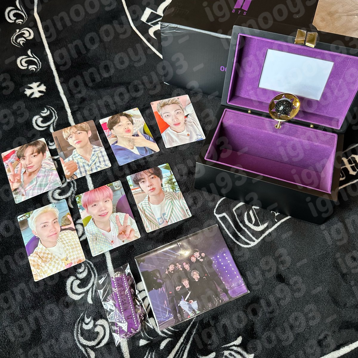 ignooy93_'s tweet photo. มีใครสนใจ Merch Box 6 สภาพเก่าเก็บมั้ยคะ ได้มามือสองแล้วแต่เจออีกกล่องเลยจะปล่อยอันนี้ อุปกรณ์ครบ การ์ด สร้อยข้อมือ รูปรวม ตำหนิที่กล่องเล็กน้อย #ตลาดนัดบังทัน https://t.co/5aXTcyRVf8