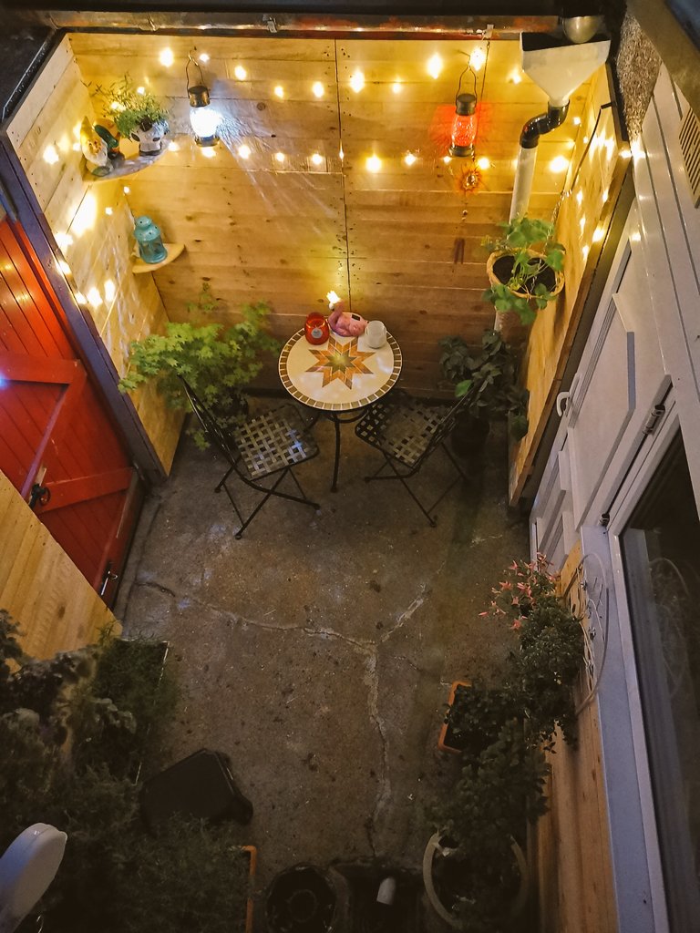 feeoneill73's tweet photo. @Katy_primary97 I wouldn't even grass that. Add seating, potted plants and lights and it'll look lovely. Small but pretty. (My yard is 2m X 2.5m 😂). https://t.co/zvB1RwfYUu