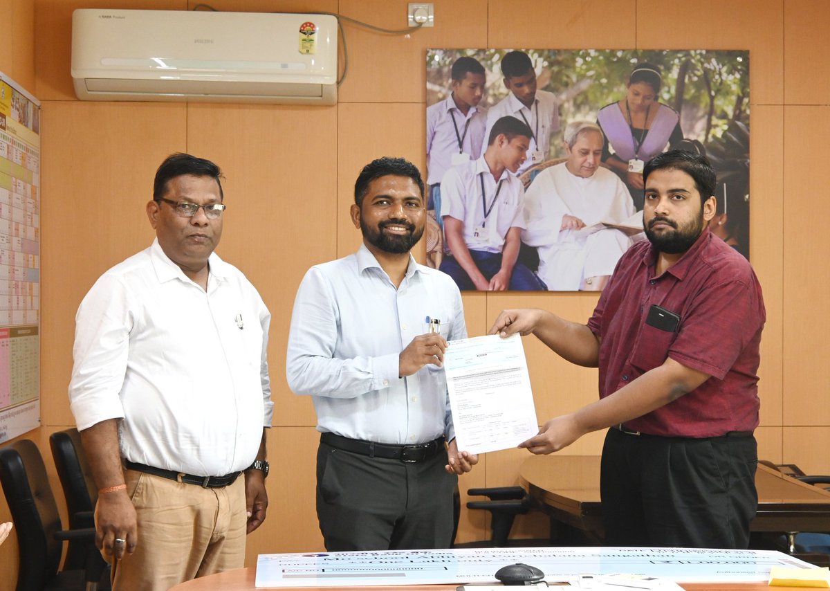 PSSOdisha's tweet image. Commemorating the 60th Birth Anniversary of late Dr. Chittaranjan Kar, a distinguished alumnus, his wife Sumita Mishra donated Rs 100,000 to Govt. Queen of the Missions HS, Berhampur, to support the Computer Lab &amp;amp; Training. 
#AlumniContribution #EducationMatters #CommunitySupport